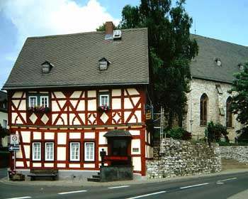 ehem. Rathaus in Niederhadamar v. 1718 und Pfarrkirche